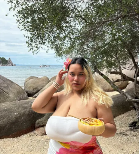 Image 20177128 from fhong_fionax / Chayada Dulyasatien (Busty Thai Model)