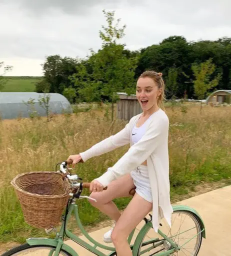 Image 11894900 from Phoebe Dynevor