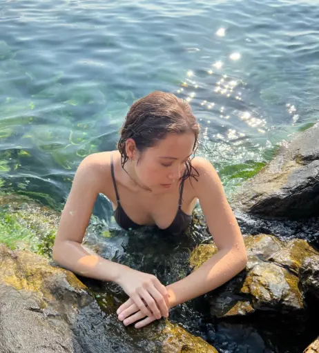 Image 12658353 from Laufey lin