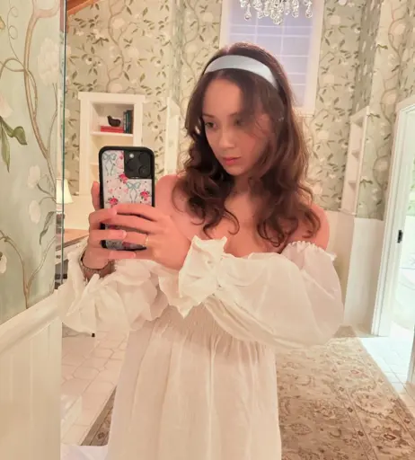 Image 12658356 from Laufey lin