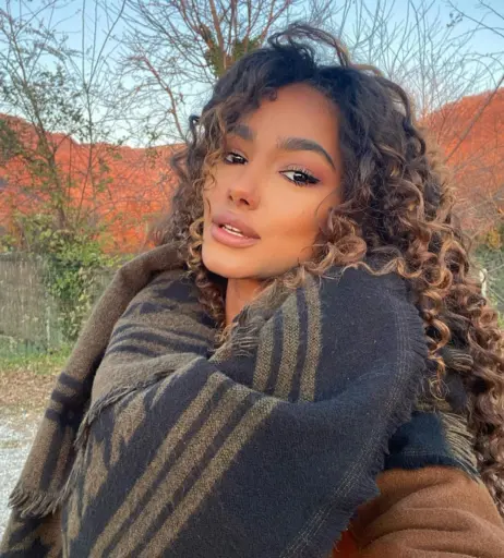 Image 12093219 from Samira Lui