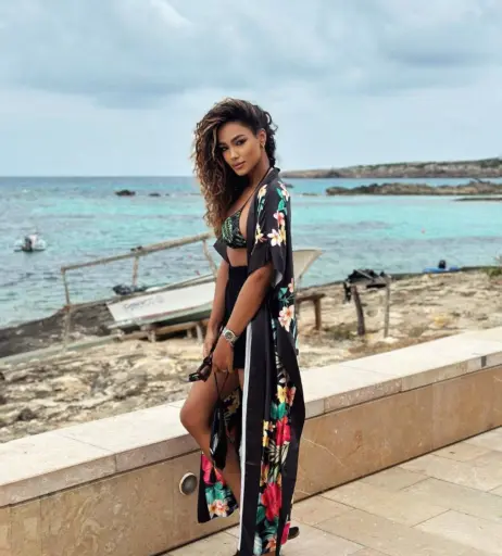 Image 12093232 from Samira Lui