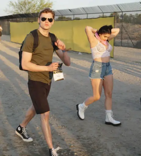 Image 1968597 from Ariel Winter