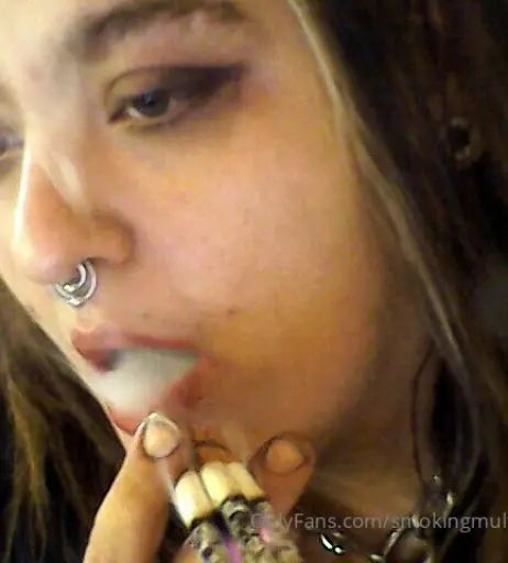 Image 14687611 from extremesmokingqueen