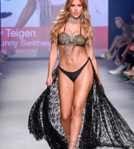 Image 1737399 from Kara Del Toro