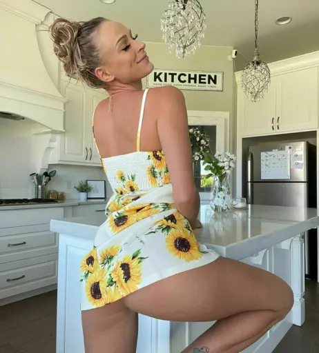 Image 10952504 from Emma Hix / emmahixofficial
