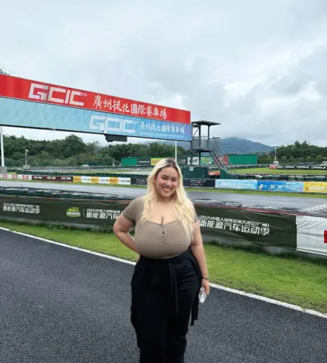 Image 10016968 from fhong_fionax / Chayada Dulyasatien (Busty Thai Model)