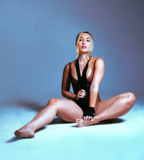 Image 10016762 from Heloise Hut