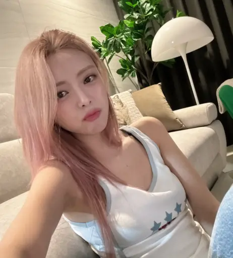 Image 10028756 from Yuna - ITZY (유나, Shin Yu Na)