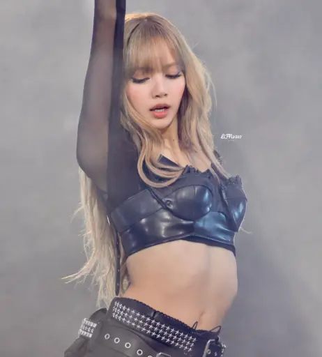 Image 10025599 from Lisa | BLΛƆKPIИK (Blackpink)