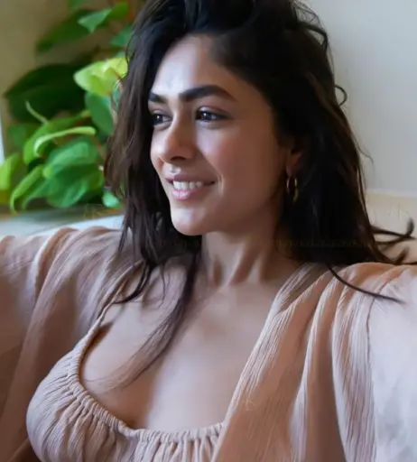 Image 4396323 from Mrunal Thakur