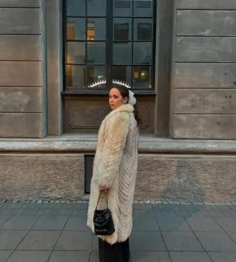 Image 4379322 from Laufey lin