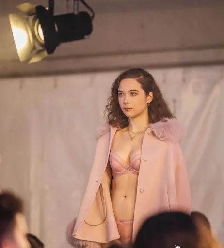 Image 4958305 from Laufey lin