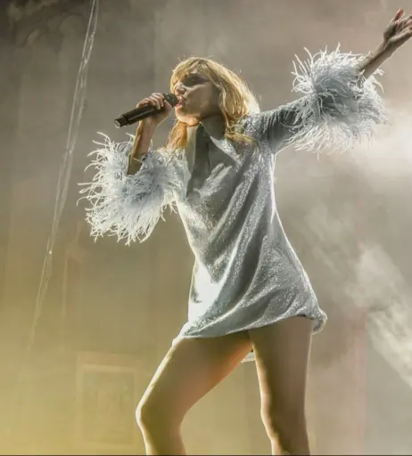 Image 4483325 from Lauren Mayberry (Singer)
