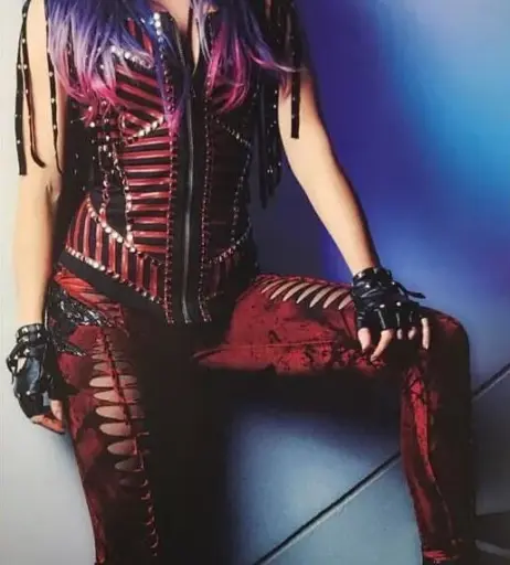 Image 4480351 from Women of Metal