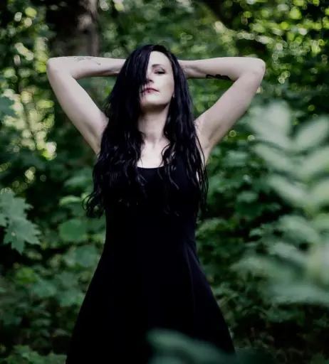 Image 4475411 from Women of Metal