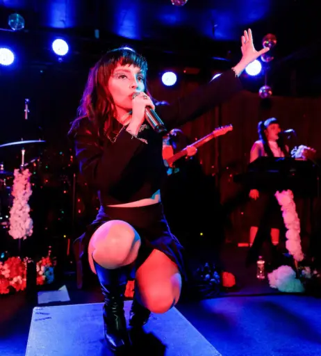 Image 4476598 from Lauren Mayberry (Singer)