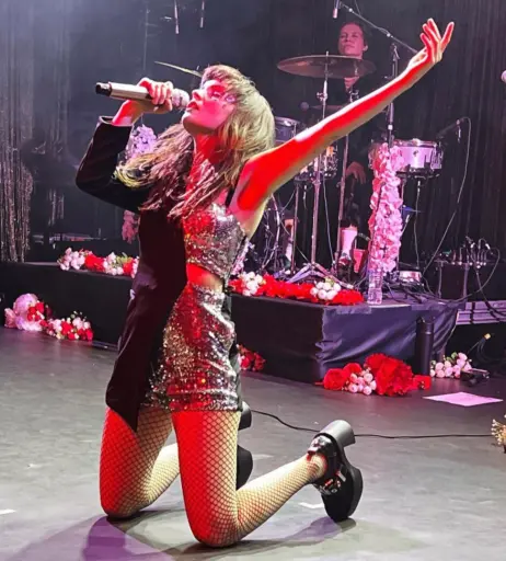 Image 4471106 from Lauren Mayberry (Singer)