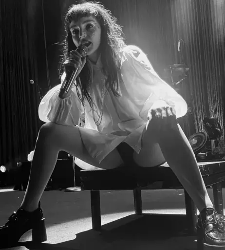 Image 4465781 from Lauren Mayberry (Singer)