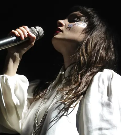 Image 4465745 from Lauren Mayberry (Singer)