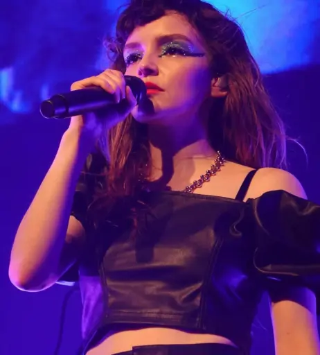 Image 4463517 from Lauren Mayberry (Singer)