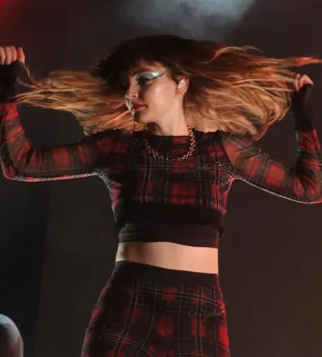 Image 4463149 from Lauren Mayberry (Singer)