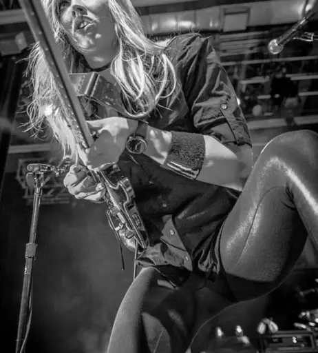 Image 4416340 from Women of Metal
