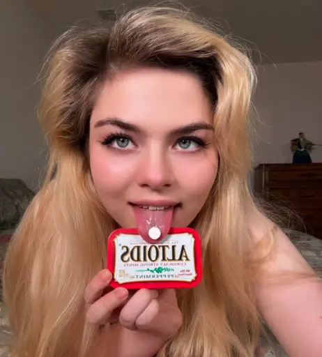 Image 4512326 from TwinTwitcherz (jessicatalystic - Low_Ad_988) + (Linneas_life_ - Linneas_Feet)