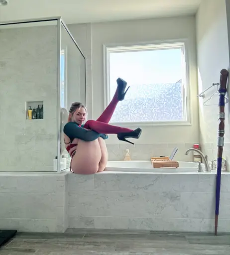 Image 4510896 from TwinTwitcherz (jessicatalystic - Low_Ad_988) + (Linneas_life_ - Linneas_Feet)