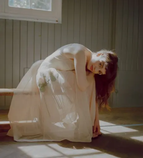 Image 4506838 from Lauren Mayberry (Singer)