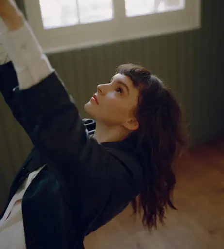 Image 4506757 from Lauren Mayberry (Singer)
