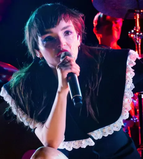 Image 4507192 from Lauren Mayberry (Singer)