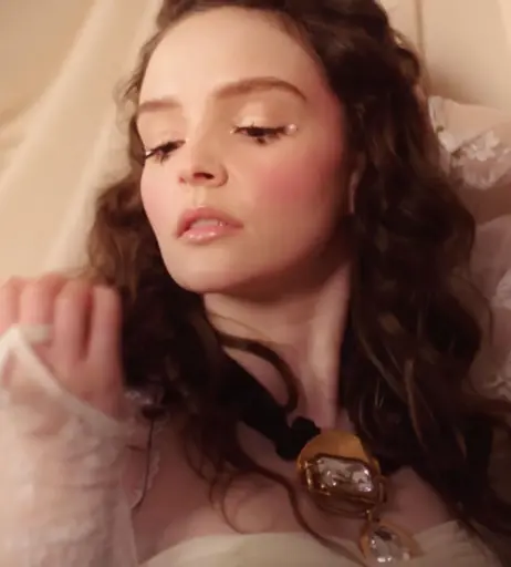 Image 4502991 from Lauren Mayberry (Singer)
